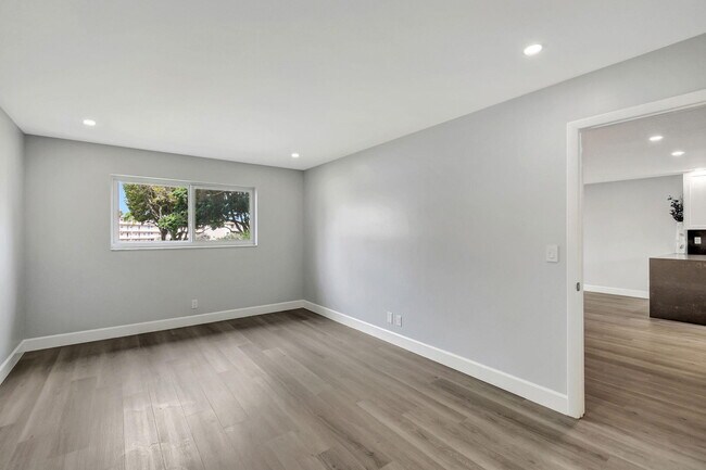 Building Photo - 702 Lori Dr