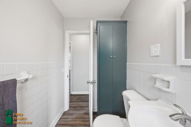 Building Photo - Recently Remodeled 2 Bedroom Home