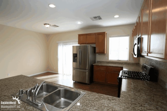 Building Photo - Gorgeous 3Bdm 2Ba Corner Lot Home in a Gat...