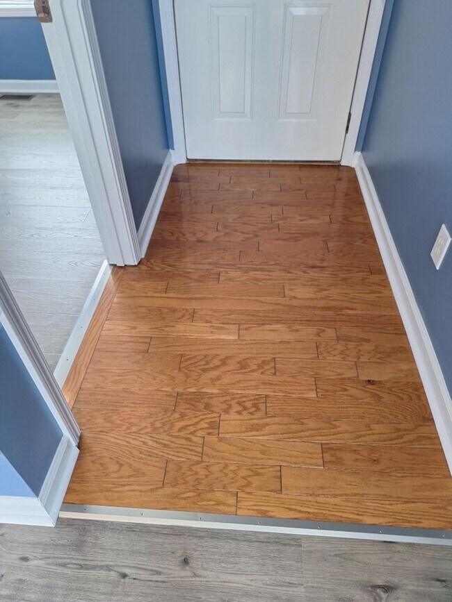 Building Photo - HOLIDAY MOVE IN SPECIAL. $500.00 OFF OF TH...