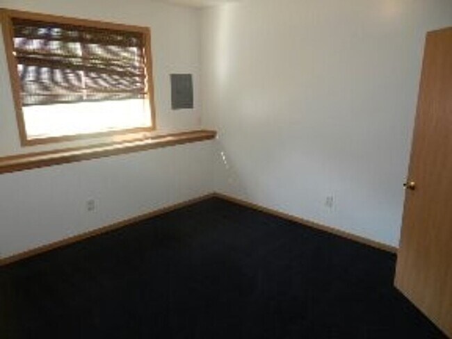 Building Photo - 2 Bedroom 1 Bathroom upstairs apartment