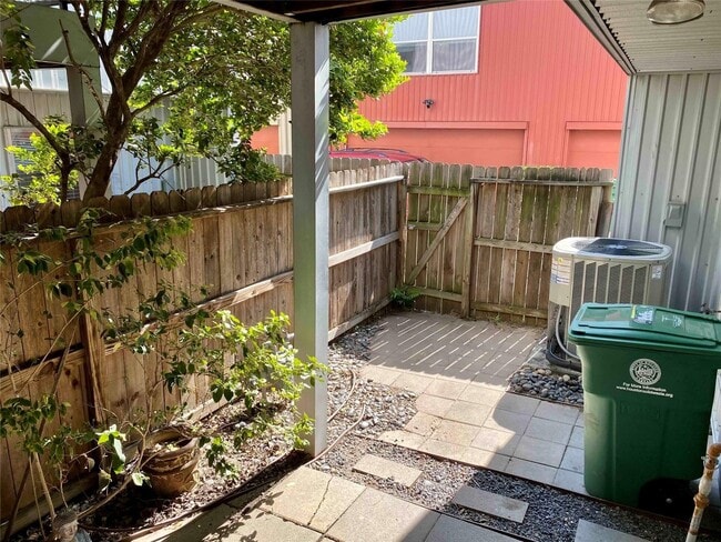 Building Photo - 823 Robin St