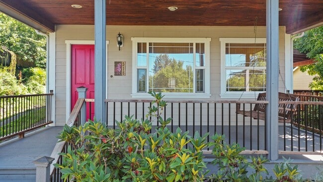 Building Photo - 2720 Sq. Ft. Character Home in downtown Ol...