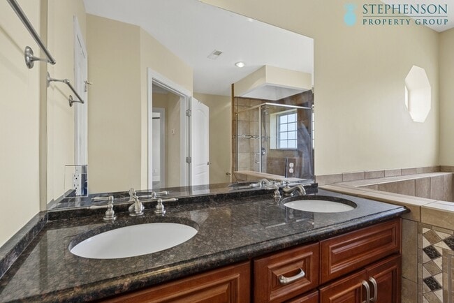 Building Photo - Deeded Boat Slip Comes with Home in Gated ...