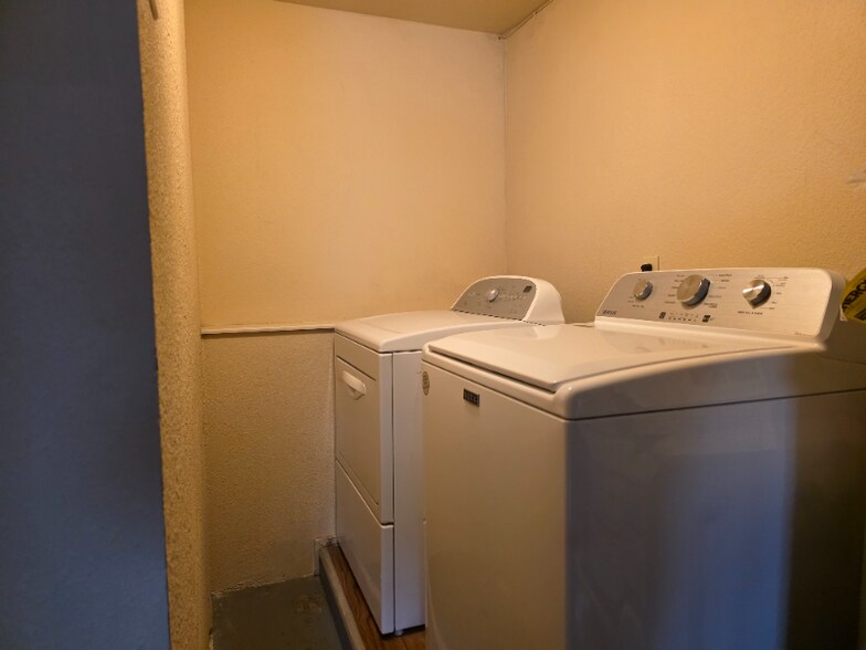 Building Photo - 2844 Lexington Ln