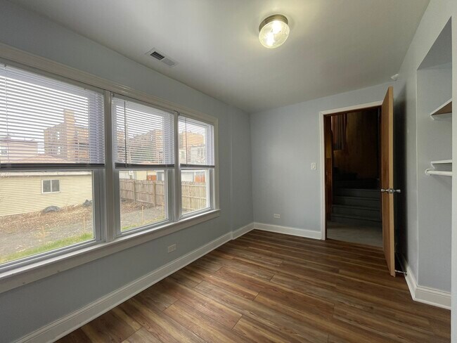 Building Photo - 3615 N Troy St