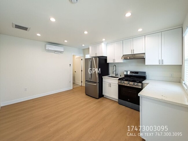 Building Photo - 11022 1/2 Penrose St-