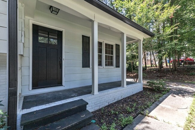 Building Photo - Cute 3/1.5 Close to RTP