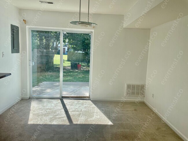 Building Photo - 2 Bed/1.5 Bath Townhome with Spacious Living