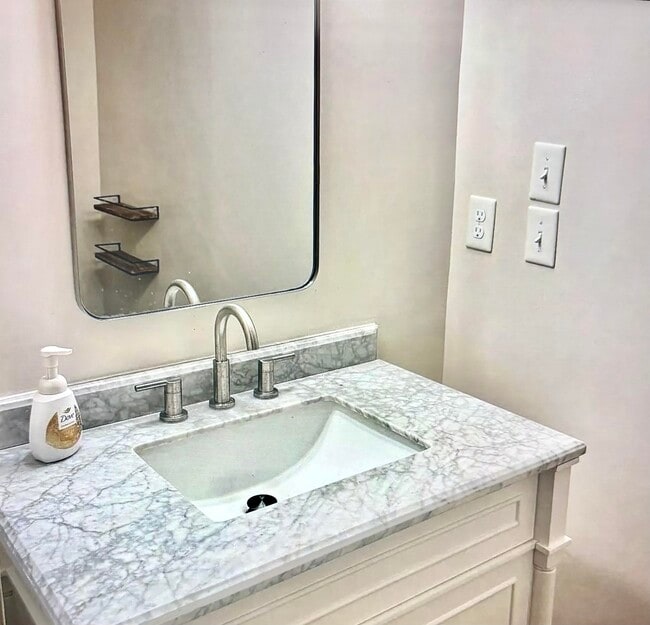 Building Photo - 165 Walton Ave