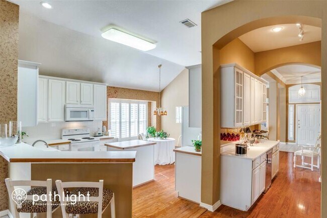 Building Photo - 2885 Ridgedale Dr