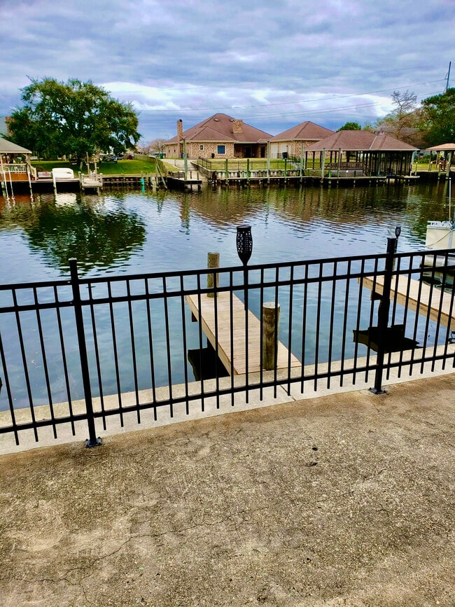 Building Photo - Bella Del Mar