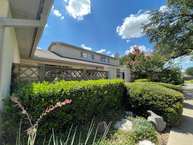 Building Photo - AVAILABLE NOW - 2 Bedroom 1 Bath Two Story...