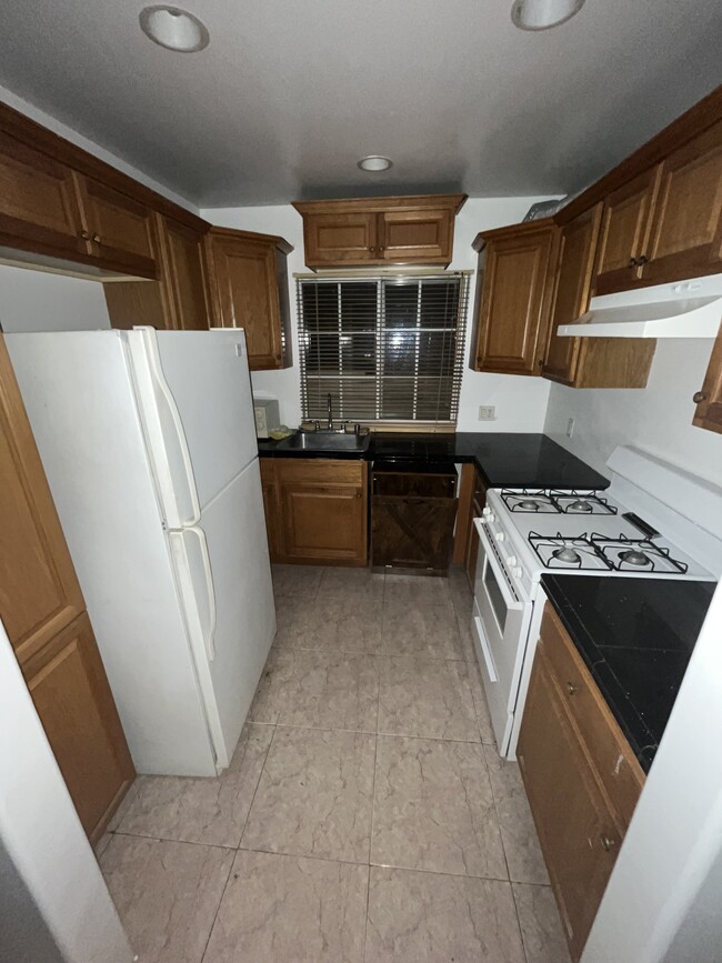 Kitchen - 1457 S Holt Ave