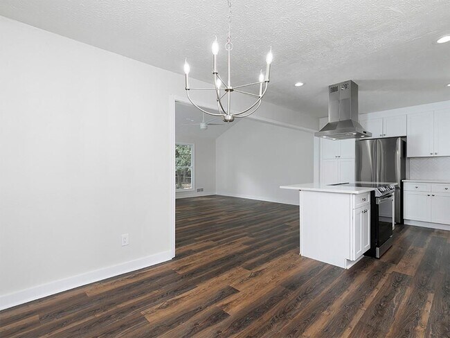Building Photo - 2506 Kingsley Dr NE