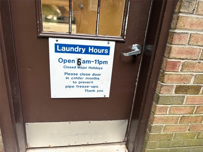 Building Photo - 13 Pinebrook Pl