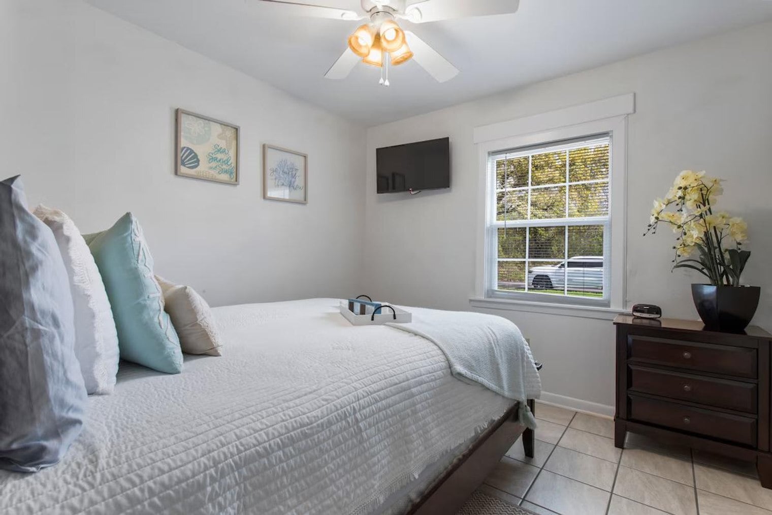 Building Photo - 805 Lewis Ave