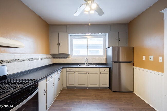 Building Photo - 22 Swan St