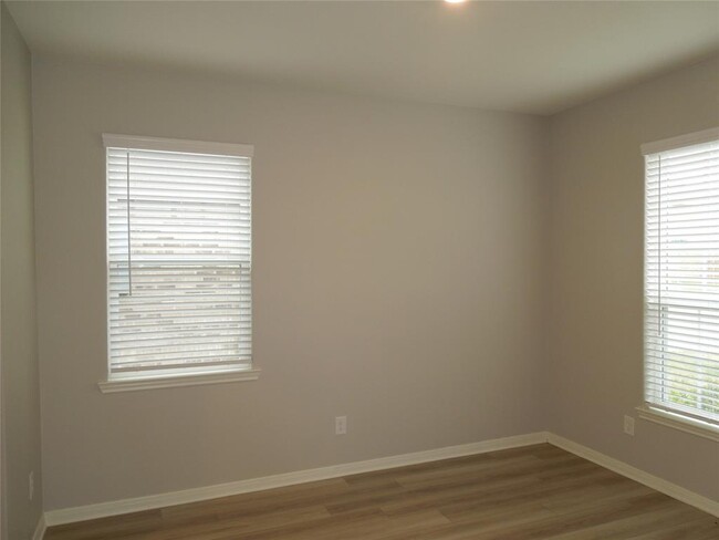 Building Photo - 10470 Sweetwater Creek Dr