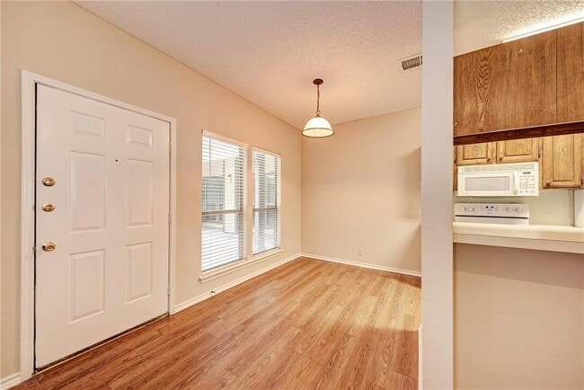 Building Photo - 914 W 26th St