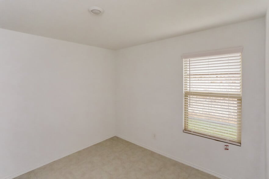 Building Photo - 1017 Crestview Dr