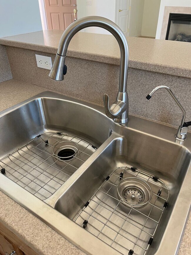 Building Photo - Elegant, spacious 3/2.5 home in gated LaPrivada