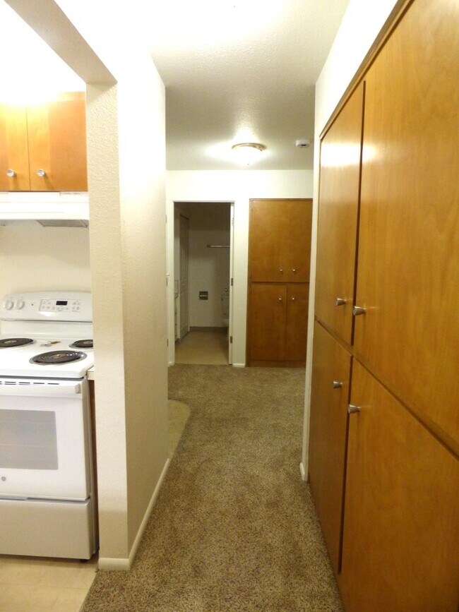 Building Photo - Rent Special: 1/2 Off April's Rent!! - Upstairs 2 Bedroom Unit