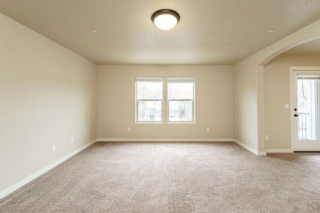 Building Photo - 3 Bedroom 2.5 Bath Townhome - Convenient R...
