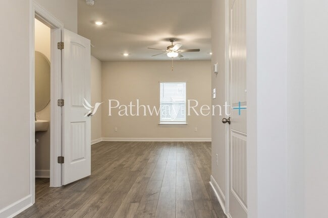 Building Photo - 3448 Quintana Dr