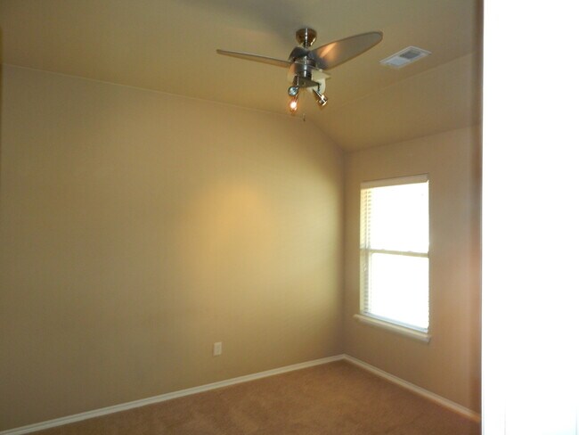 Building Photo - 3 bedrooms + 2 bathrooms + Study + Edmond Schools + Silverhawk Addition