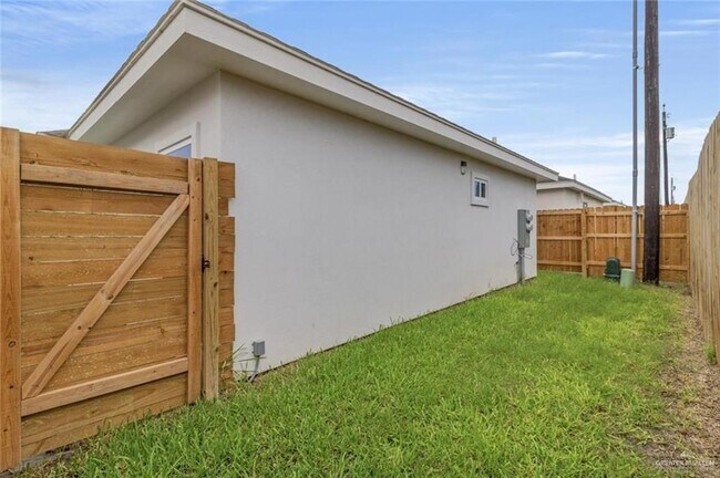 Building Photo - 304 W Campeche Ave