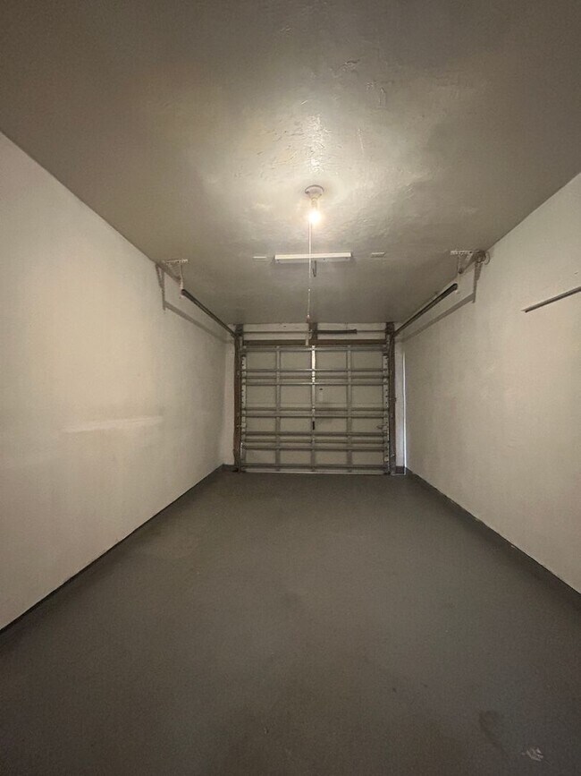 Building Photo - Welcome Home! Spacious 3-Bedroom, 2-Bathro...