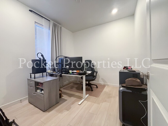 Building Photo - 577 W Norwich St