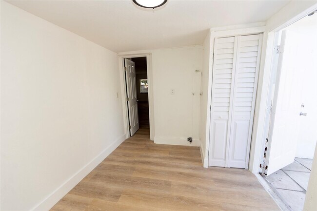 Building Photo - 2510 NE 3rd Ave