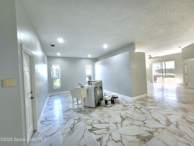 Building Photo - 501 Carmel Dr