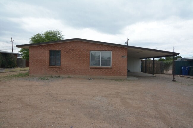 Building Photo - Updated 2 Bedroom 1 Bath! Located in Convenient Central Tucson Location!