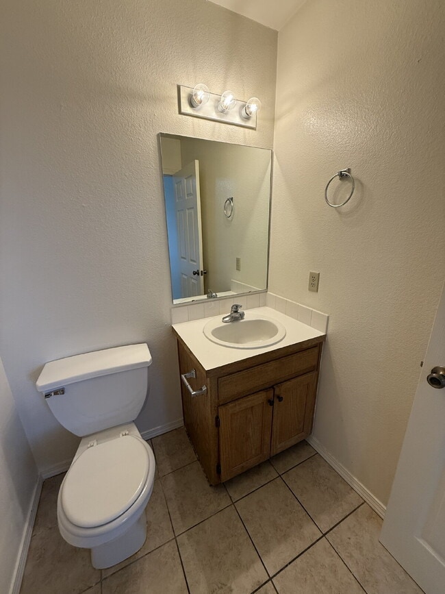 Building Photo - Last 2BR unit at Green Oaks