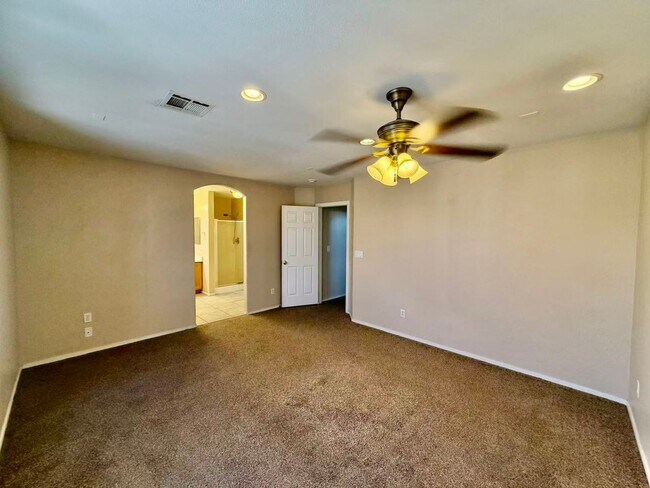 Building Photo - Very nice 2 story single family house