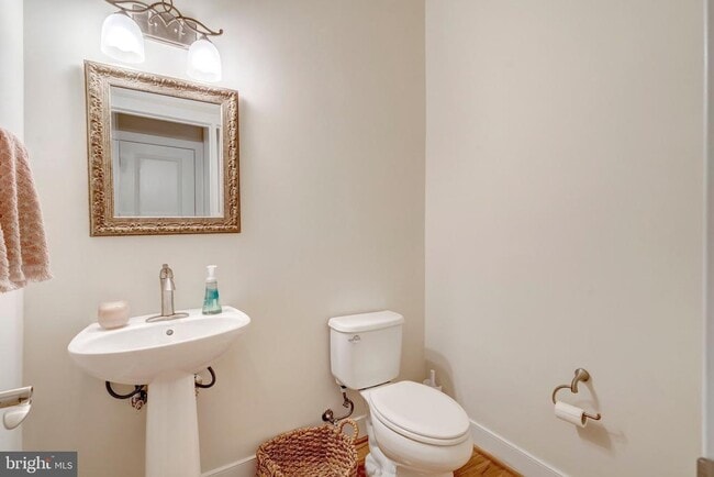 Building Photo - 711 McKenzie Ave