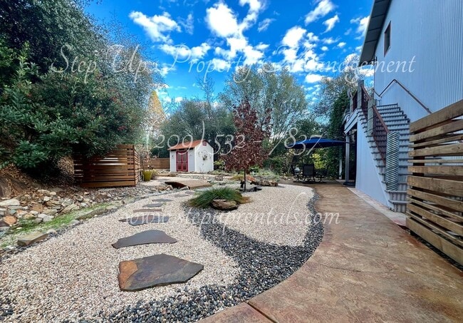 Building Photo - Fully Furnished 1 Bedroom Apartment w/ All Utilities Included!