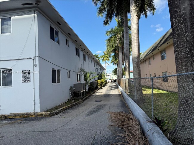 Building Photo - 890 NW 45th Ave