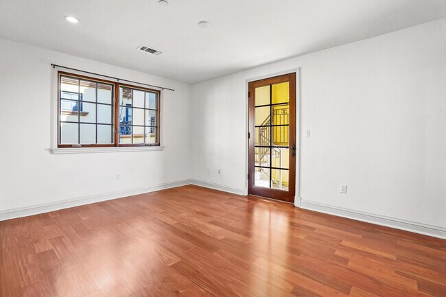 Building Photo - 985 N Michillinda Ave