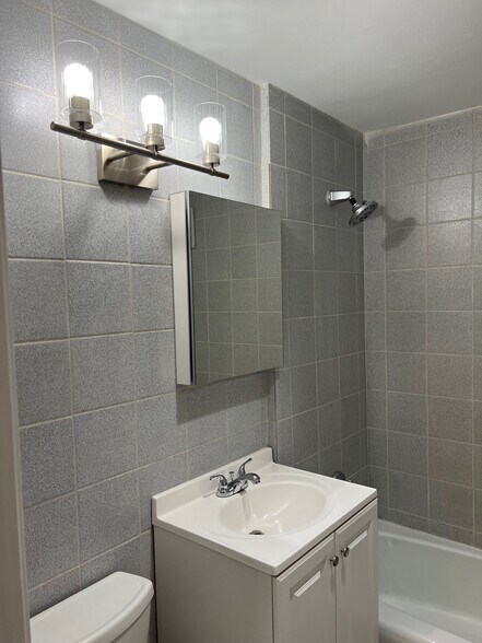 Full Bath - 85 Appleton St