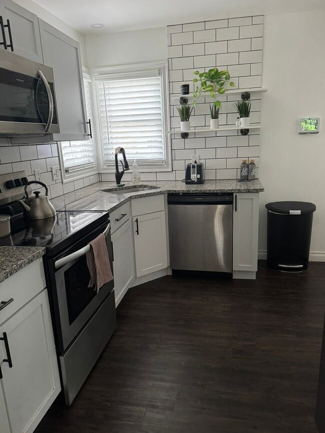 Building Photo - Fully Updated 3 Bedroom - 1 bathroom home