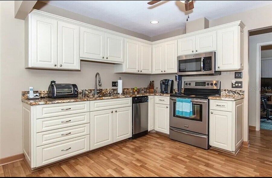 Building Photo - 127 Sandstone Cir