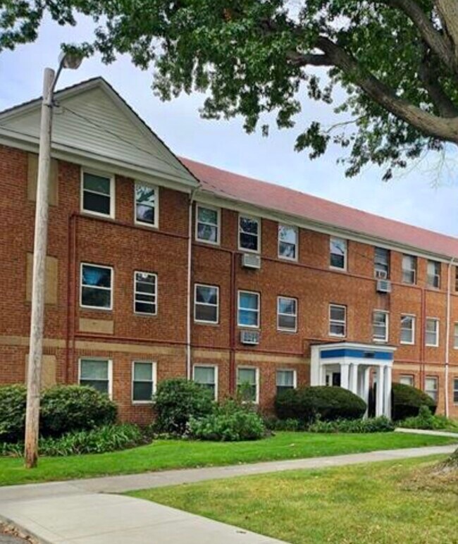 Building Photo - 13773 Cedar Rd