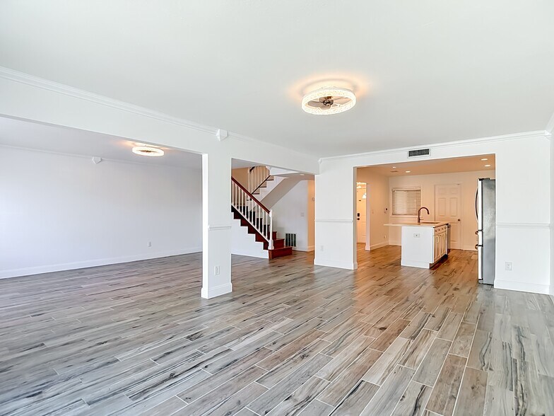 Building Photo - 8733 Bay Pointe Dr