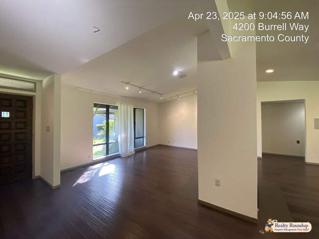 Building Photo - Sprawling Ranch with Open Floorplan & Exce...