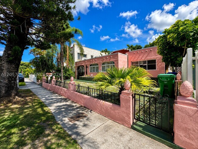 Building Photo - 1720 SW 11th St
