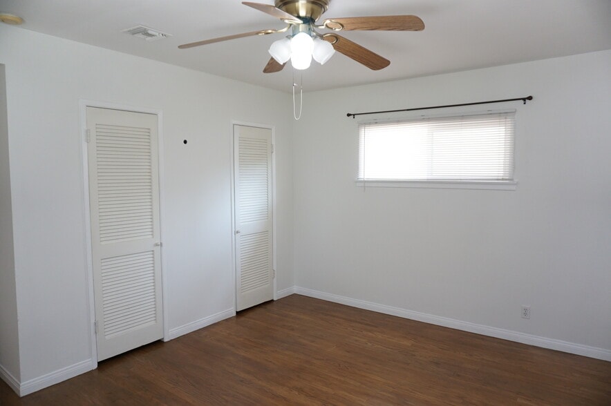 Building Photo - 5540 Balboa Blvd